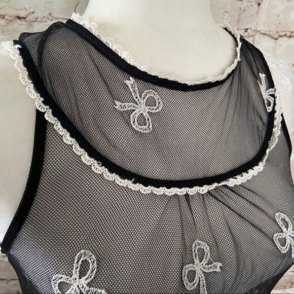Monteau mesh bow embroidered sleeveless top - Picture 3 of 6